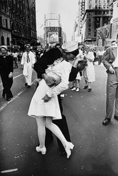 250px-legendary_kiss_ve28093j_day_in_times_square_alfred_eisenstaedt.jpg?w=239&h=359